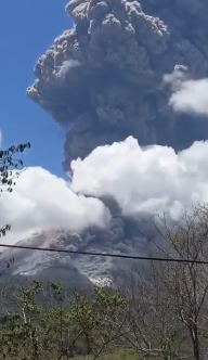 Gunung Lewotobi yang terletak di Kecamatan Wulan Gitang, Kabupaten Flores Timur, Nusa Tenggara Timur (NTT), kembali menunjukkan aktivitas vulkanik yang signifikan dengan erupsi yang tercatat pada pukul 11.15 WITA. Erupsi kali ini dilaporkan mencapai ketinggian sekitar 5.000 meter dari puncak, menyemburkan awan panas dan abu vulkanik yang membumbung tinggi ke langit, dan mengarah ke beberapa wilayah sekitar gunung. Peristiwa ini memicu kekhawatiran warga sekitar serta mengundang perhatian dari pihak berwenang untuk segera mengeluarkan peringatan dini.