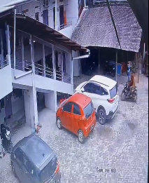 sebuah peristiwa pencurian motor terjadi di area parkiran kost yang terletak di daerah Cicau, Cikarang Pusat, Kabupaten Bekasi. Kejadian ini menambah daftar panjang kasus pencurian kendaraan bermotor yang terjadi di kawasan tersebut. Para penghuni kost yang sebelumnya merasa aman dan nyaman, kini dibuat terkejut dengan adanya aksi pencurian yang berani dilakukan di area yang cukup ramai dan dekat dengan pemukiman.