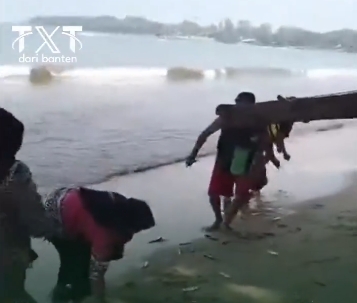 VIRAL! Fenomena Ikan Naik Di Pantai Cerita Banten