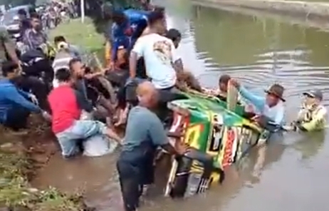 VIRAL! Odong-Odong Oleng Rombongan Emak Emak Tercebur kekali