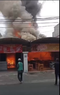 warga Kota Malang dikejutkan dengan insiden kebakaran yang terjadi di sebuah warung makan yang terletak di Jalan Cengger Ayam, Lowokwaru, tepatnya di depan SMA Negeri 7 Malang. Kebakaran tersebut langsung menggemparkan warga sekitar, dan segera menjadi perhatian banyak orang setelah asap hitam pekat mulai mengepul dari warung yang dikenal sebagai tempat makan favorit bagi para pelajar dan pengunjung sekitar.