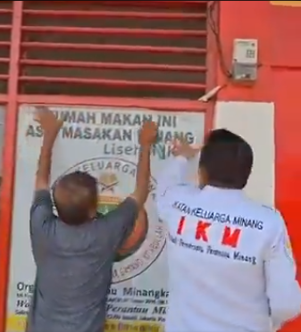 Restoran Padang (RM Padang) adalah salah satu kuliner yang sangat populer di Indonesia, terkenal dengan beragam masakan yang kaya rasa dan tradisi penyajiannya. Namun, belakangan ini, beberapa RM Padang yang menggunakan Stiker IKM (Industri Kecil Menengah) mengalami penurunan jumlah pengunjung. Apa yang sebenarnya terjadi?