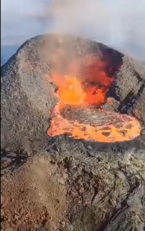 Gunung Lewotobi Laki-Laki di Nusa Tenggara Timur Kembali Menunjukkan Aktivitas Vulkaniknya dalam Letusan Dahsyat, Dihujani Badai Petir Sebelum Erupsi