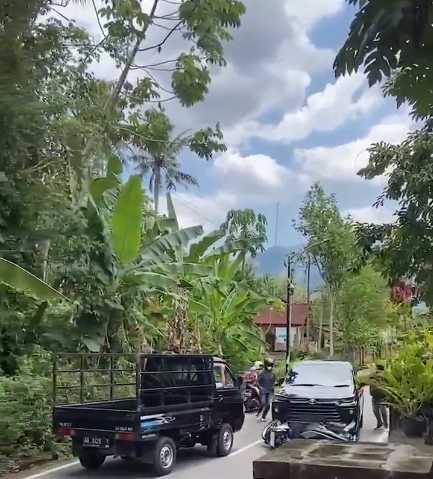 sebuah insiden mengerikan terjadi di Yogyakarta yang melibatkan aksi pencurian mobil dan upaya kejar-kejaran yang berujung pada kecelakaan lalu lintas. Sebuah mobil rental yang dibawa kabur oleh seorang pelaku terekam dalam sebuah aksi yang memicu kehebohan di jalanan kota. Ketika sang pemilik mobil berusaha mengambil kembali kendaraan yang telah dibawa kabur, pelaku justru nekat menabrak motor yang sedang melintas, menyebabkan kendaraan roda dua tersebut terseret cukup jauh. Dalam insiden ini, kedua pihak yang terlibat, baik pemilik mobil maupun pelaku, ternyata merupakan warga Yogyakarta yang saling mengenal.