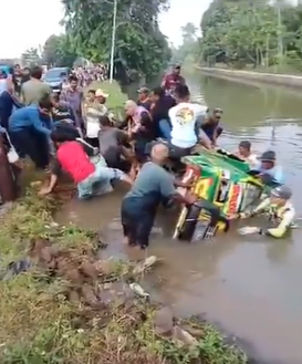 Rombongan Emak-Emak Tercebur ke Kali, Diduga Odong-Odong yang Membawanya Oleng karena Kelebihan Kapasitas Muatan